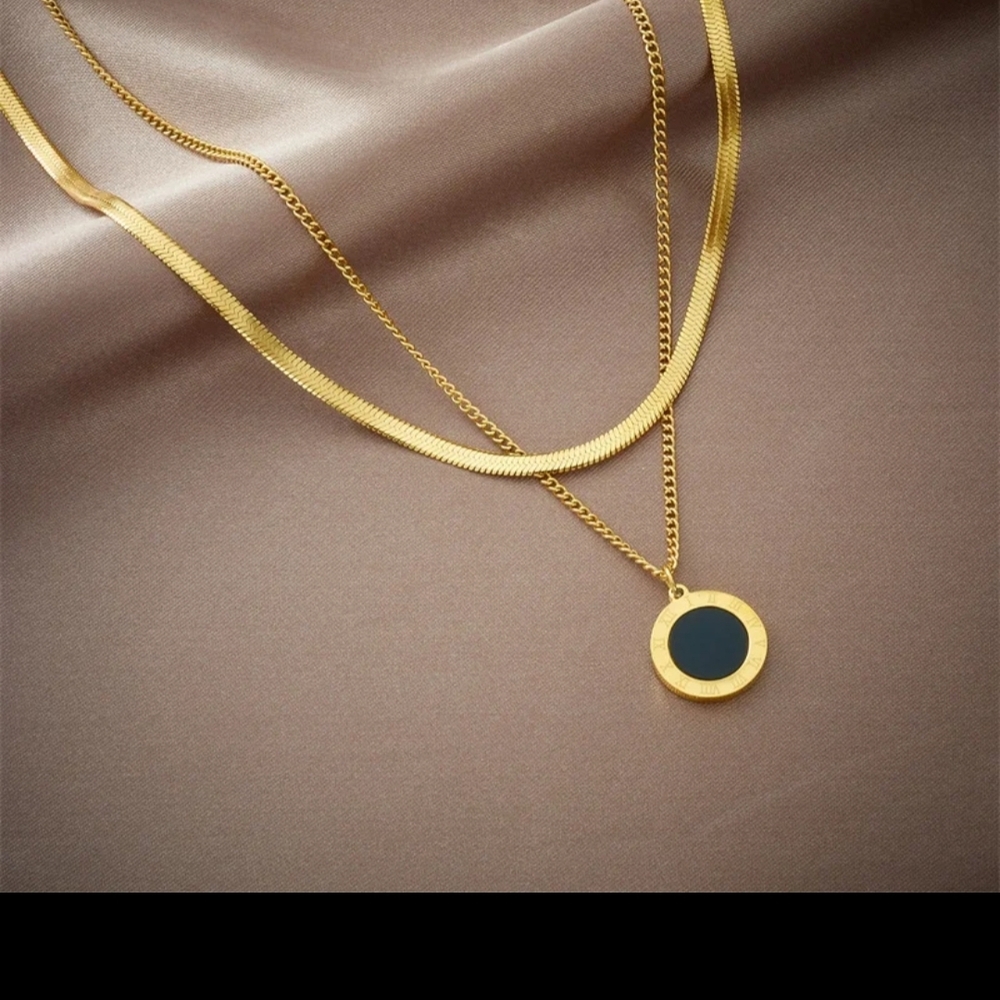 Elegant Gold and Black Pendant Necklace - Picture 3 of 3